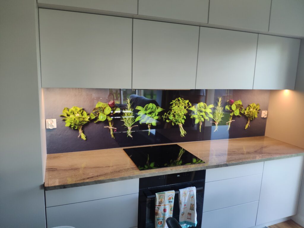 Szklany panel kuchenny z nadrukiem przypraw – nowoczesny design do kuchni