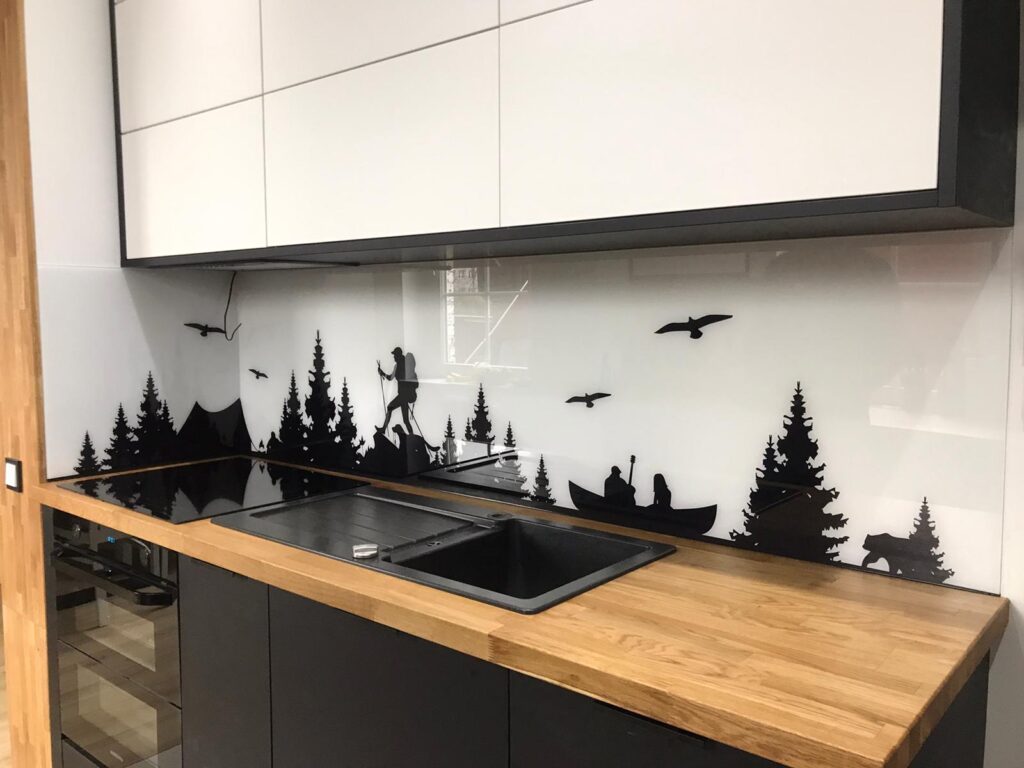 Panele szklane do kuchni z grafiką lasu i sylwetkami zwierząt – białe szkło hartowane nad blatem