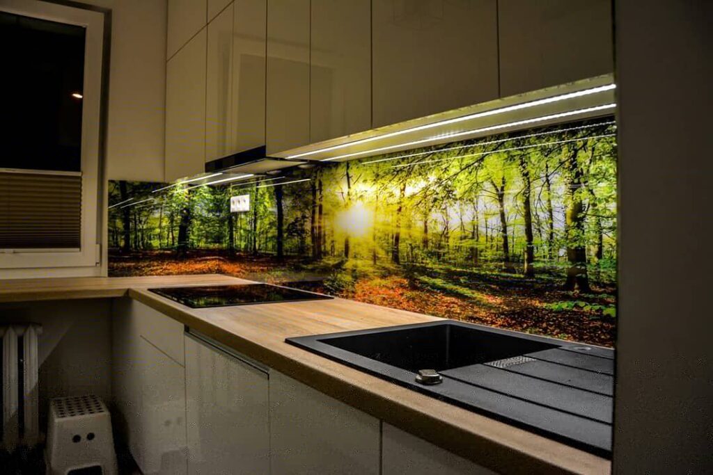 Panele szklane do kuchni z grafiką lasu i zachodu słońca – szkło hartowane nad blatem